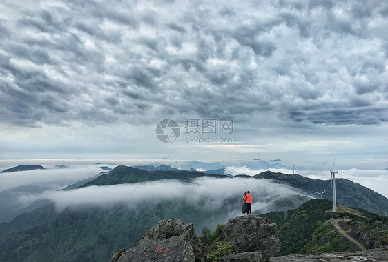 登顶浙江括苍山观云海风车图片