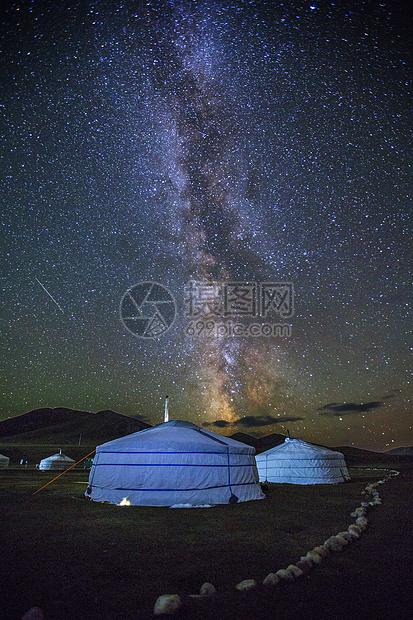 璀璨星空银河下的草原蒙古包图片