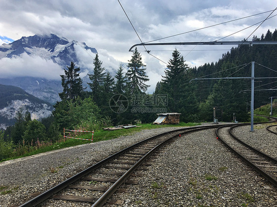 瑞士阿尔卑斯山观光火车车轨图片