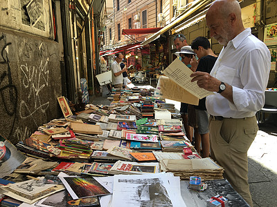 那不勒斯意大利市场里的旧书摊背景