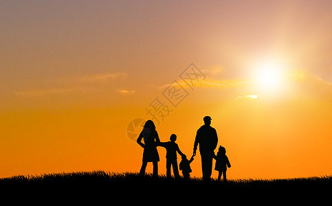 夕阳下一家人图片