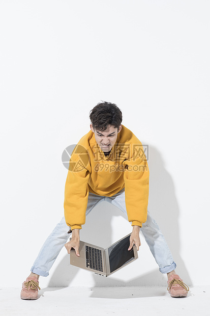 摔电脑的青年男性图片