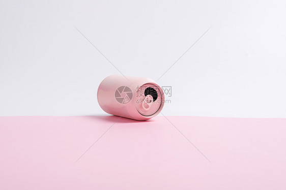 粉色易拉罐撞色静物图片
