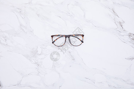 灰色大理石纹放在大理石上的眼镜背景