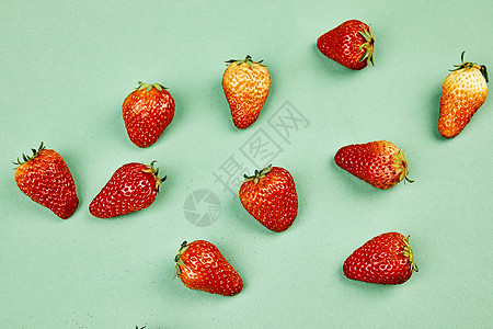 散落的草莓图片