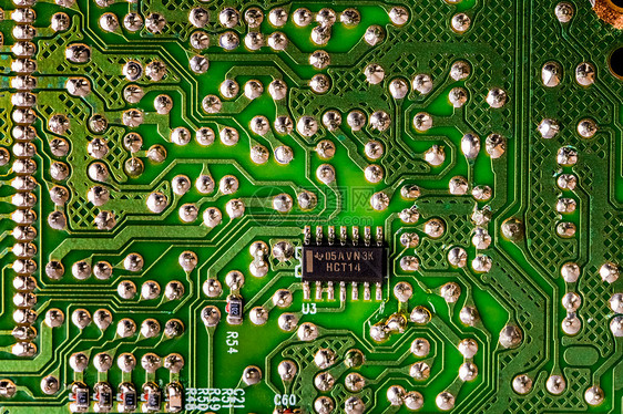 一块集成电路板的背面图片