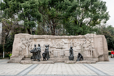 劳动妇女浣纱桑蚕街头雕塑背景