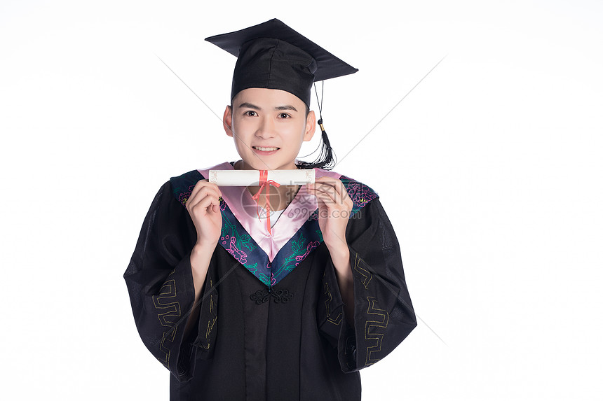 手持毕业证书的大学生图片