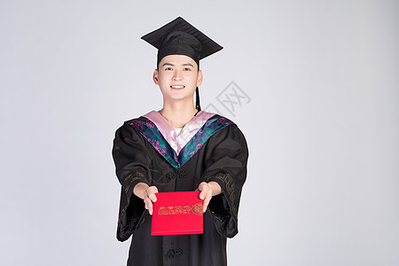 手持荣誉证书的毕业大学生图片