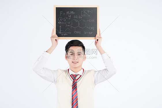 手持黑板的男性学生图片