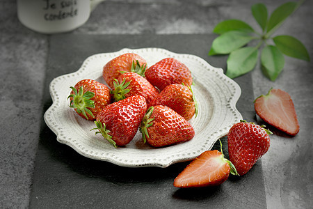 新鲜切开的草莓图片