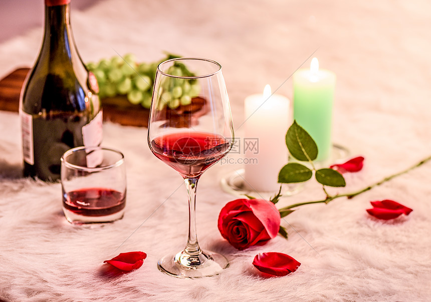 玫瑰红酒高脚杯图片