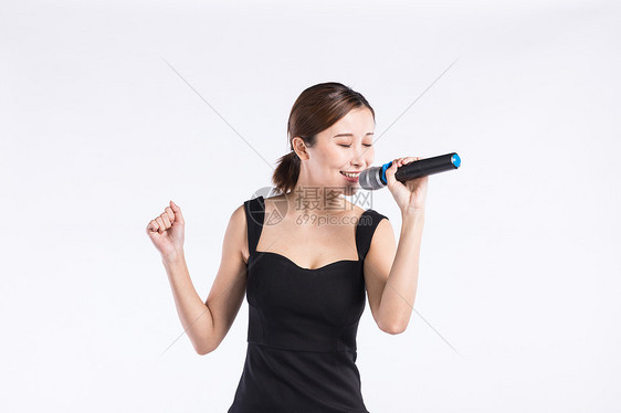 青年女性唱歌图片