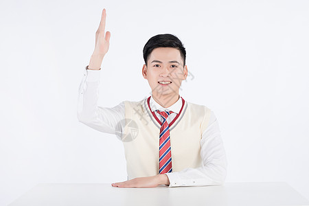 举手提问的男性学生图片