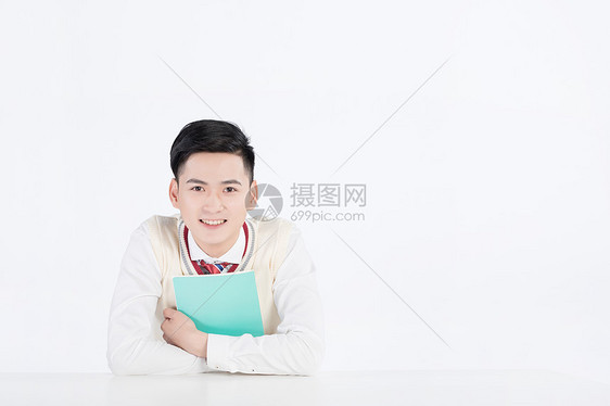 坐在书桌前的学生图片