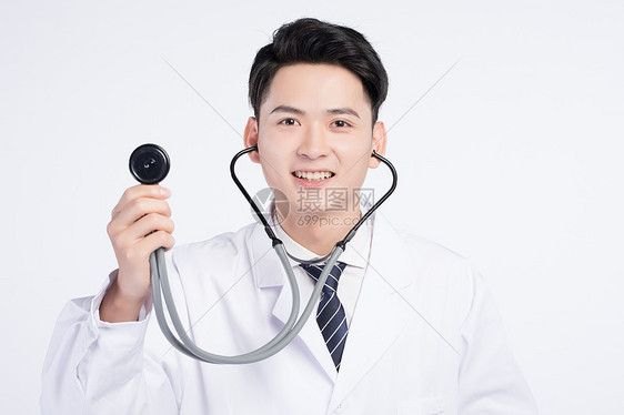 手拿听诊器的男性医生图片