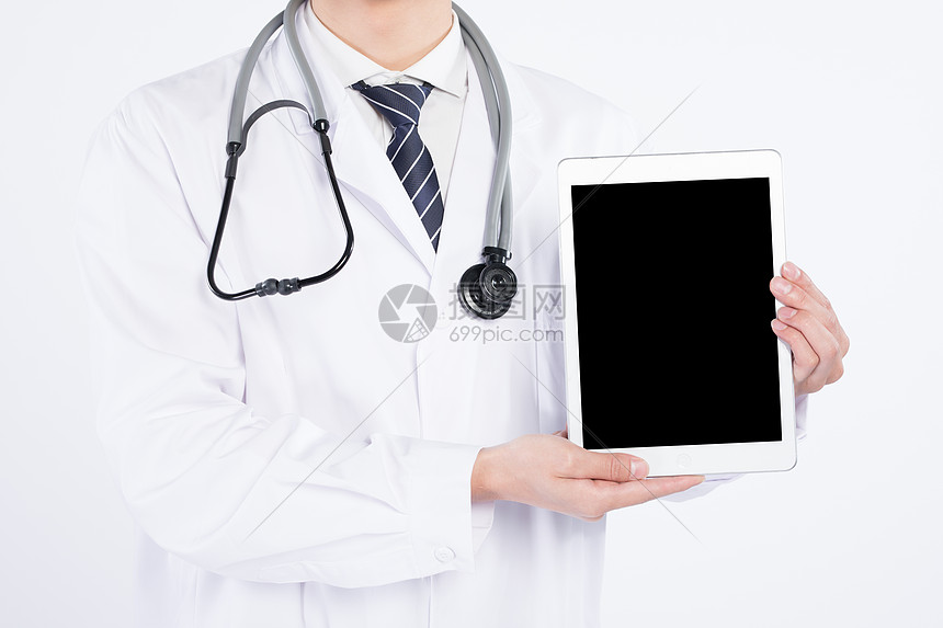 手持平板电脑的男性医生图片