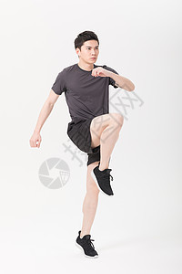 健身运动男性抬腿热身图片