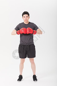 健身男性戴拳击手套形体展示图片