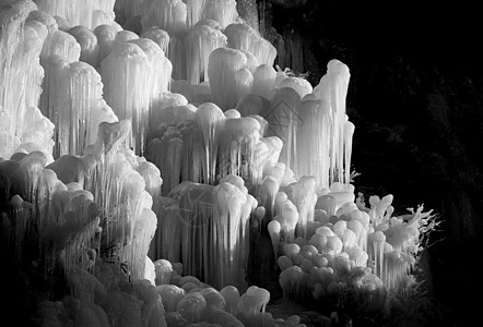 黑白冰瀑一个巨大冰柱高清图片