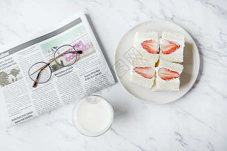 草莓牛奶主图早餐草莓三明治背景