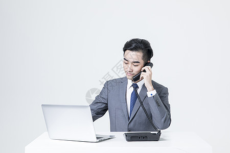 电话客服的商务男士图片