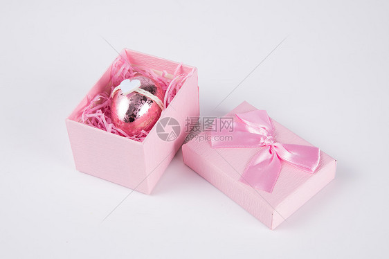 粉色礼物盒里的彩蛋图片