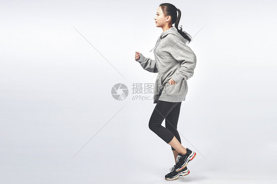 青年女性跑步动作图片