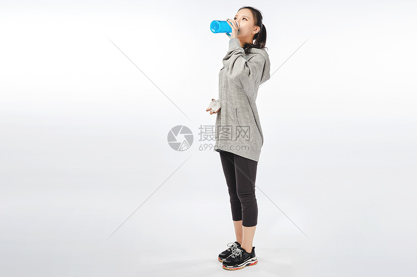 青年女性喝水补充体力动作图片