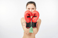 青年女性拳击力量动作图片