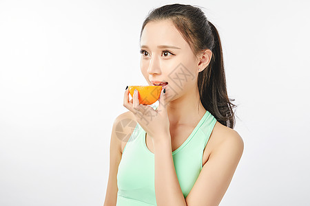 青年女性手拿鲜橙动作图片