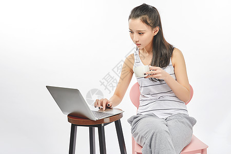 广式早茶青年女性喝着开飞使用电脑办公背景