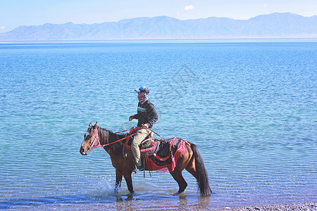 新疆赛里木湖骑马少年图片