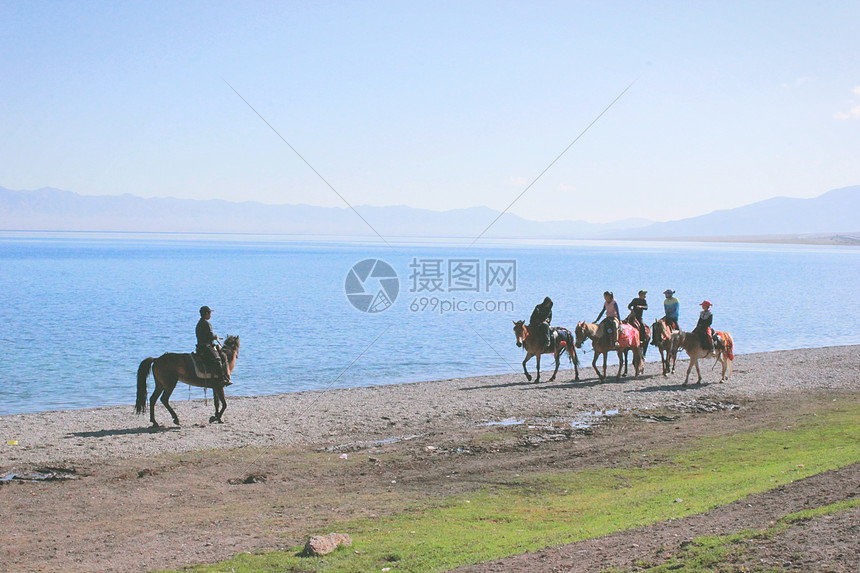 ‘~新疆赛里木湖湖边骑马的哈萨克族少年们  ~’ 的图片