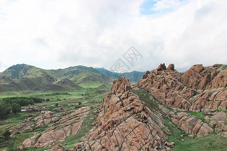 新疆阿勒泰地区的恐龙化石山高清图片