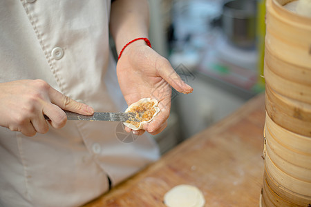 厨师包饺子的手部动作图片