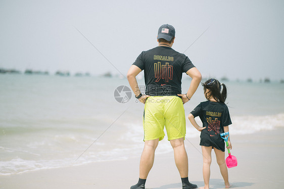 海滩父女游玩的幸福家庭图片