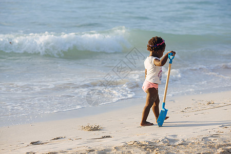 海边的儿童背景图片