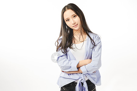 年轻女孩抱胸动作图片素材