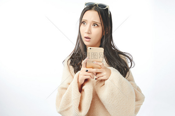 年轻女孩使用手机生气表情图片
