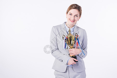 开心的外国商务女性双手拿着奖杯高清图片