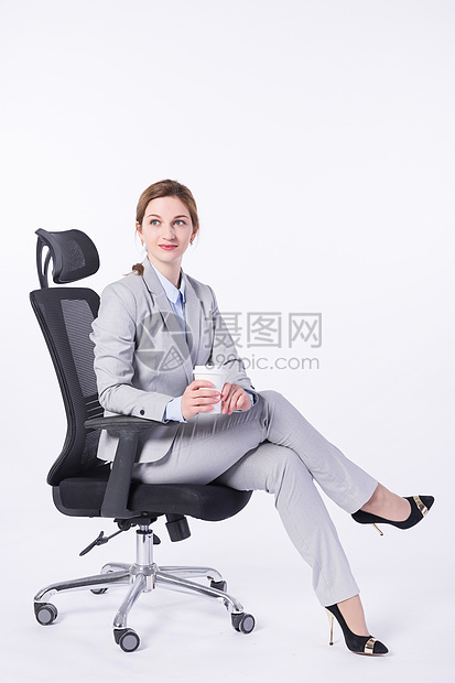 坐着喝咖啡的外国商务女性图片