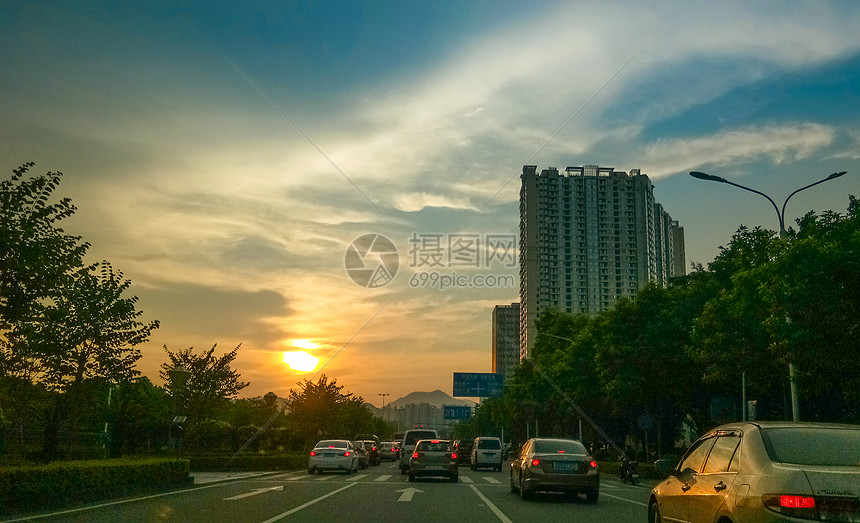 夕阳下的公路汽车归途回家图片