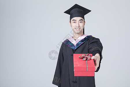拿着礼物盒子的毕业男士图片