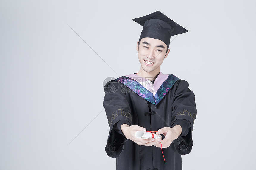 拿着毕业证书的毕业大学生高清图片下载 正版图片 摄图网
