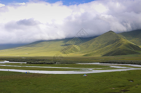 新疆天山牧场蓝天白云牧业河流图片