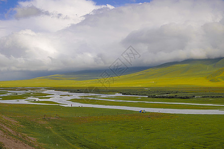 山峰红旗新疆巴音布鲁克湿地河流草原背景