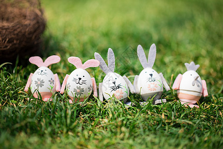 草地上的复活节彩蛋背景图片