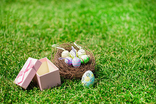 草地上的复活节彩蛋图片
