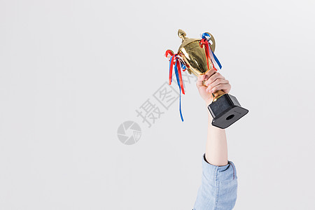 年轻男性手拿奖杯胜利欢呼庆祝图片